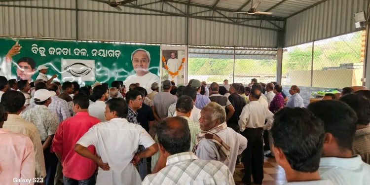 ପ୍ରବାଦ ପୁରୁଷ ବିଜୁ ପଟ୍ଟନାୟକଙ୍କ ଶ୍ରାଦ୍ଧ ବାର୍ଷିକ:ଜିଲ୍ଲା ମୁଖ୍ୟ ଚିକିତ୍ସାଳୟରେ ରୋଗୀଙ୍କୁ ଫଳ ବଣ୍ଟନ