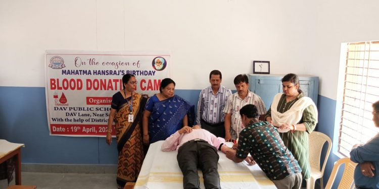 ଡ଼ିଏଭି ପବ୍ଲିକ ସ୍କୁଲରେ ସ୍ୱେଚ୍ଛାକୃତ ରକ୍ତଦାନ ଶିବିର:୪୦ ୟୁନିଟ୍ ରକ୍ତ ସଂଗ୍ରହ