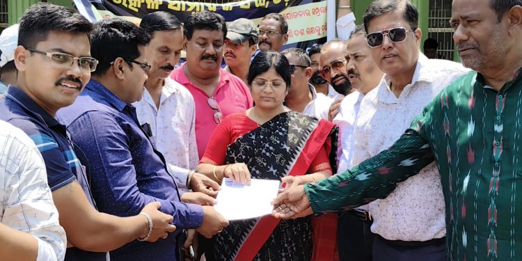 ଉତ୍କଳ ସାମ୍ବାଦିକ ସଂଘ:ସାମ୍ବାଦିକ ମାନଙ୍କ ୫ଦଫା ନେଇ ମୁଖ୍ୟମନ୍ତ୍ରୀଙ୍କ ଉଦ୍ଦେଶ୍ୟରେ ଜିଲ୍ଲାପାଳଙ୍କୁ ଦାବିପତ୍ର