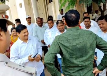 ଜିଲ୍ଲାରେ ଆଇନ ଶୃଙ୍ଖଳା ବିପର୍ଯ୍ୟସ୍ତ:ଆରକ୍ଷୀ ଅଧିକ୍ଷକଙ୍କୁ ଭେଟିଲେ ବିଜେଡ଼ି ଟିମ:ଜୋର୍ ଧରିଲା ଏସଡିପିଓଙ୍କ ଗିରଫ୍ ଦାବି