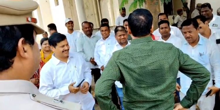 ଜିଲ୍ଲାରେ ଆଇନ ଶୃଙ୍ଖଳା ବିପର୍ଯ୍ୟସ୍ତ:ଆରକ୍ଷୀ ଅଧିକ୍ଷକଙ୍କୁ ଭେଟିଲେ ବିଜେଡ଼ି ଟିମ:ଜୋର୍ ଧରିଲା ଏସଡିପିଓଙ୍କ ଗିରଫ୍ ଦାବି