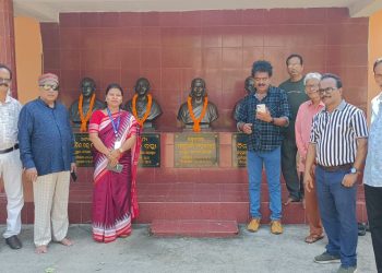 ଜୟନ୍ତୀ ଅବସରରେ ନାଟ୍ୟରଥିଙ୍କ ପ୍ରତିମୂର୍ତ୍ତିରେ ପୁଷ୍ପମାଲ୍ୟ ଅର୍ପଣ