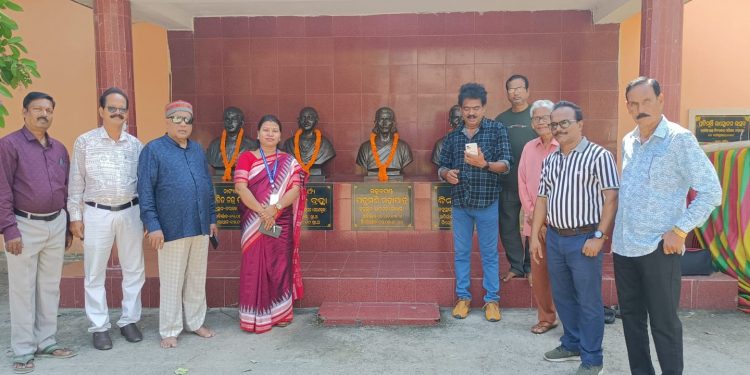 ଜୟନ୍ତୀ ଅବସରରେ ନାଟ୍ୟରଥିଙ୍କ ପ୍ରତିମୂର୍ତ୍ତିରେ ପୁଷ୍ପମାଲ୍ୟ ଅର୍ପଣ