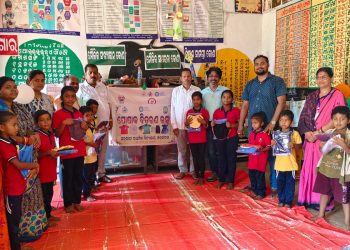 ବିଦ୍ଯାଳୟରେ ପୋଷାକ ବିତରଣ ଉତ୍ସବ:ଗରମରେ ଛଟପଟ ଛାତ୍ରଛାତ୍ରୀ