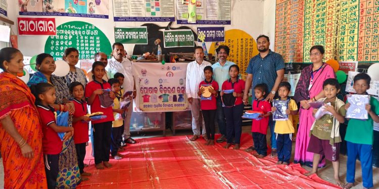 ବିଦ୍ଯାଳୟରେ ପୋଷାକ ବିତରଣ ଉତ୍ସବ:ଗରମରେ ଛଟପଟ ଛାତ୍ରଛାତ୍ରୀ