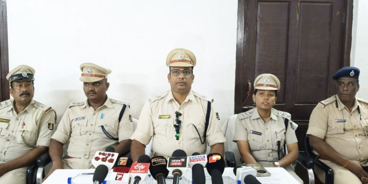 ଅତିରିକ୍ତ ଆରକ୍ଷୀ ଅଧିକ୍ଷକଙ୍କ ସାମ୍ବାଦିକ ସମ୍ମିଳନୀ: ଲକ୍ଷାଧିକ ଟଙ୍କାର ବାଣ ଜବତ,୫ଜଣ ଅଭିଯୁକ୍ତ ଗିରଫ