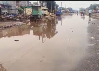 ଭେଳିକି ସାଜିଛି ପୂର୍ତ୍ତ ବିଭାଗ ରାସ୍ତା:ନବ ନିର୍ମିତ ରାସ୍ତାରେ ଜମି ରହୁଛି ବର୍ଷା ଜଳ