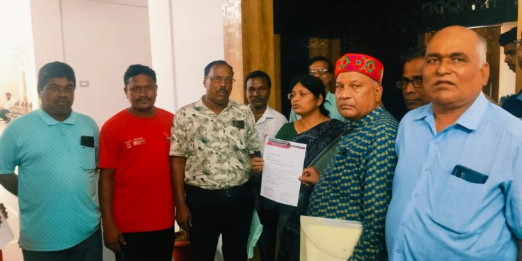 ସାମ୍ବାଦିକଙ୍କ ବିଭିନ୍ନ ସମସ୍ୟା:ମୁଖ୍ୟମନ୍ତ୍ରୀଙ୍କ ଉଦ୍ଦେଶ୍ୟରେ ଜିଲ୍ଲାପାଳଙ୍କୁ ଦାବିପତ୍ର ପ୍ରଦାନ