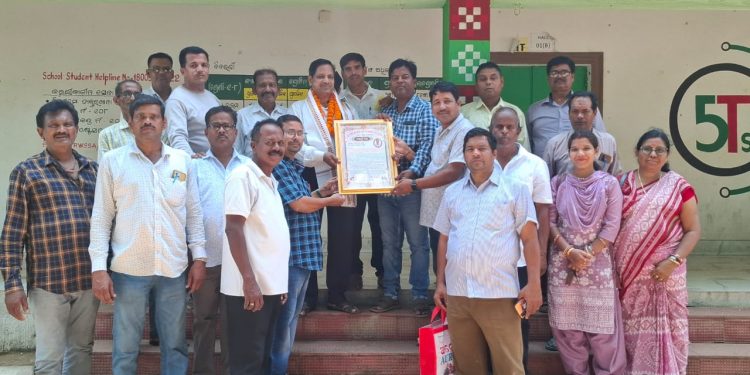 ପ୍ରଧାନ ଶିକ୍ଷକ ଓ ସହକାରୀ ଶିକ୍ଷକଙ୍କୁ ଅବସର କାଳୀନ ସମ୍ବର୍ଦ୍ଧନା