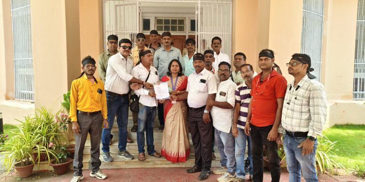 ନୟାଗଡ଼ ରେ ଓୟୁଜେର ପ୍ରତିବାଦ:କଳାବ୍ୟାଚ ପିନ୍ଧିଲେ, ମେମୋରାଣ୍ଡମ ଦେଲେ